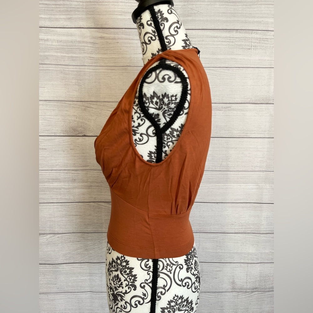 Steve Madden | NWT Burnt Orange Janina V-Neck Sienna Crop Top - Picture 2 of 8